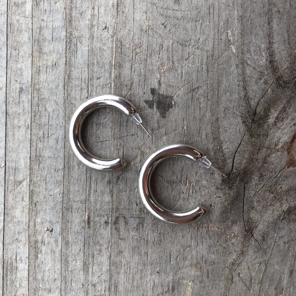CLEARANCE‼️ Hollow silver rounded hoops